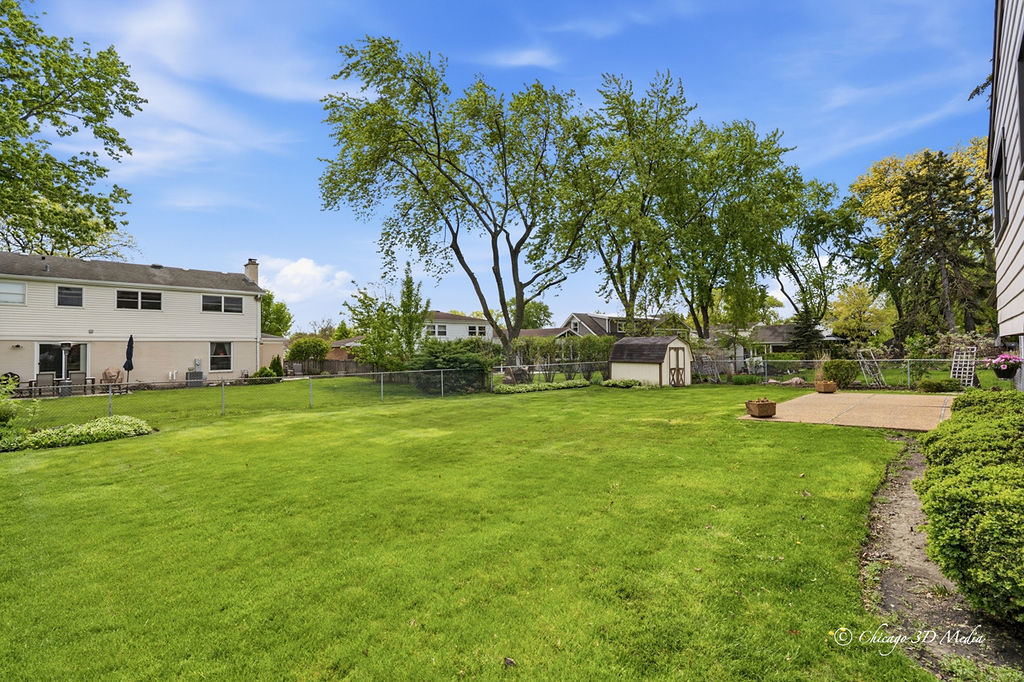 1527 S Chesterfield Drive, Arlington Heights, IL 60005