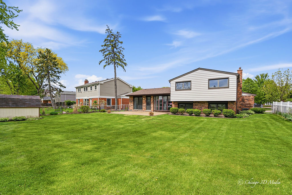 1527 S Chesterfield Drive, Arlington Heights, IL 60005