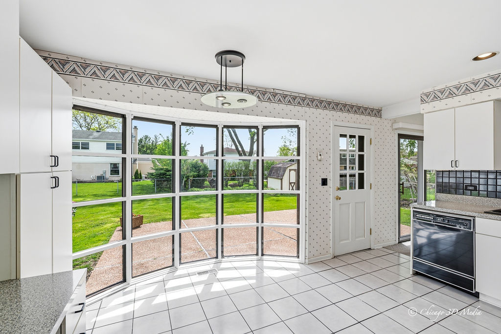 1527 S Chesterfield Drive, Arlington Heights, IL 60005