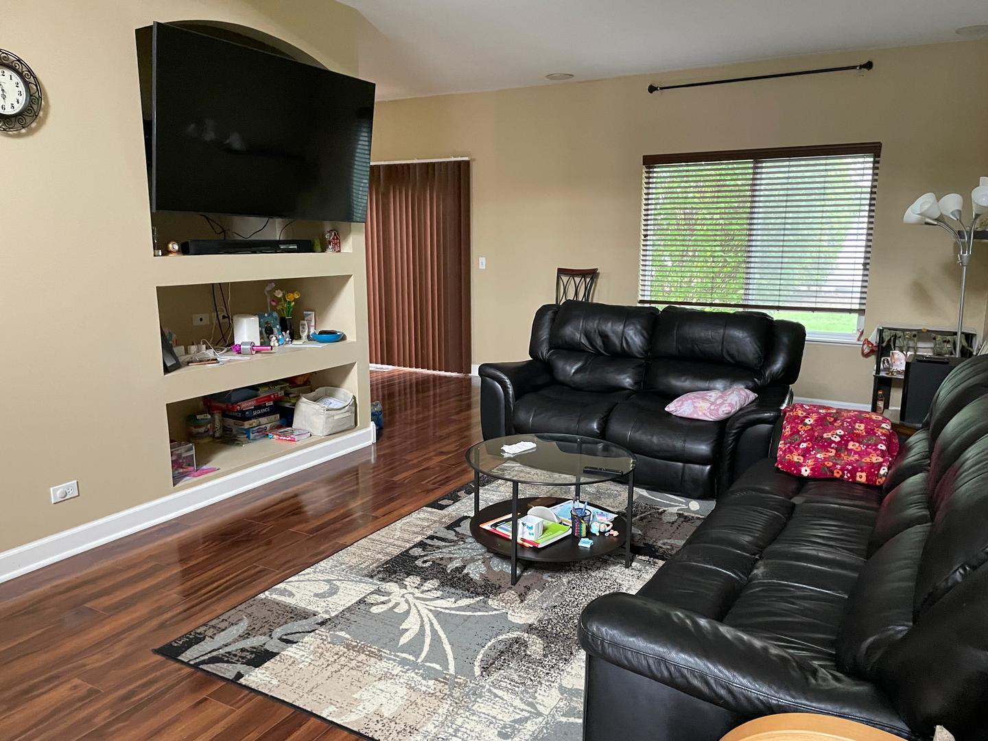 2277 Stoughton Drive, Aurora, IL 60502
