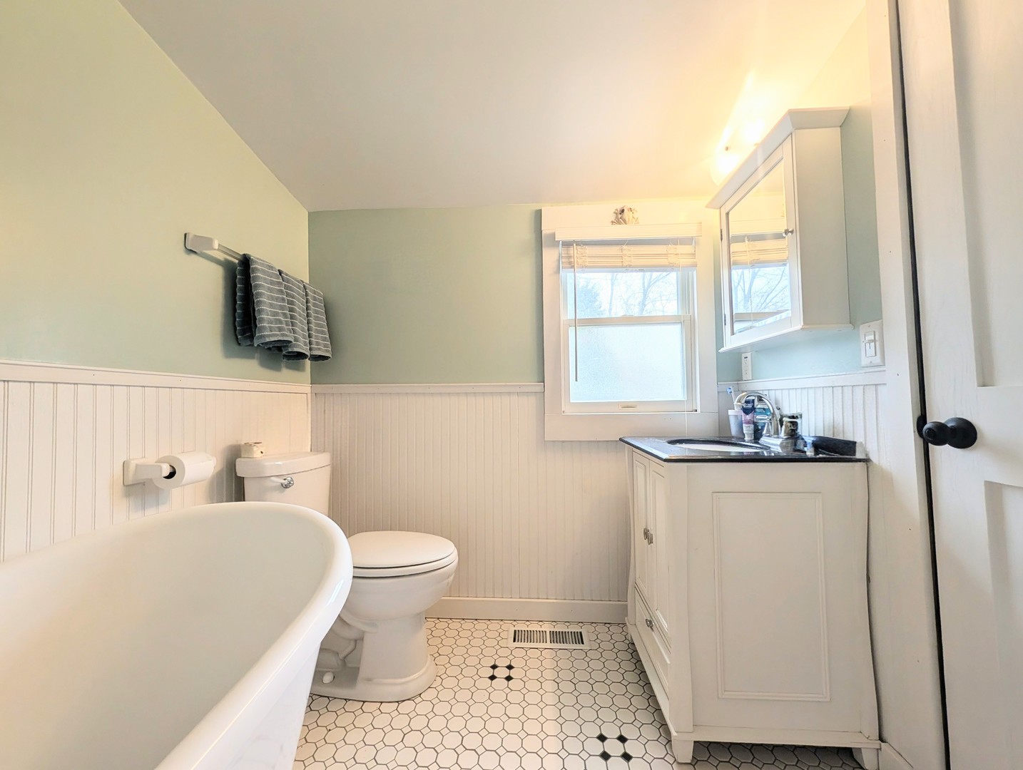 117 Lakewood Avenue, Crystal Lake, IL 60014