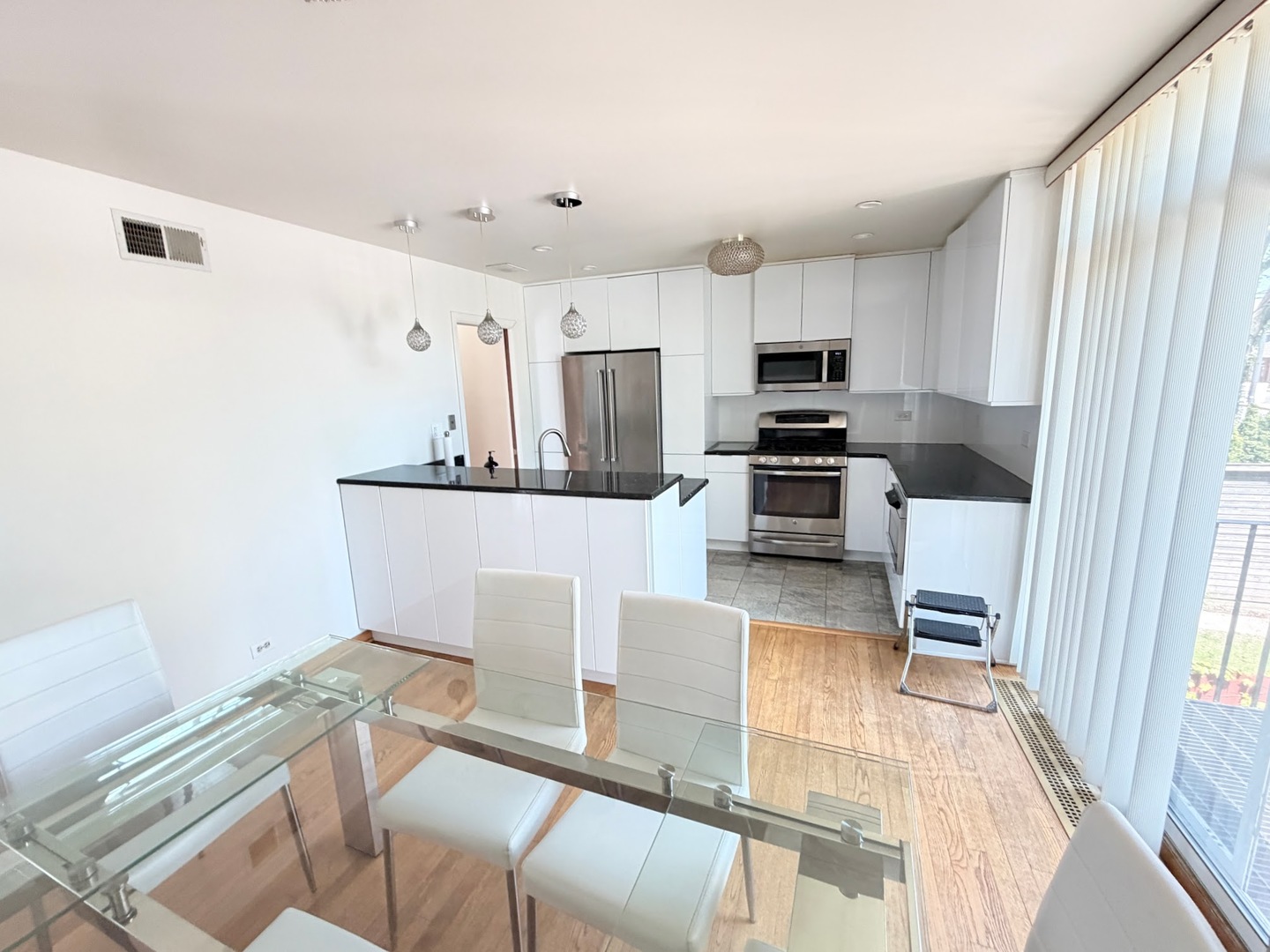5557 S Harper Avenue, Chicago, IL 60637