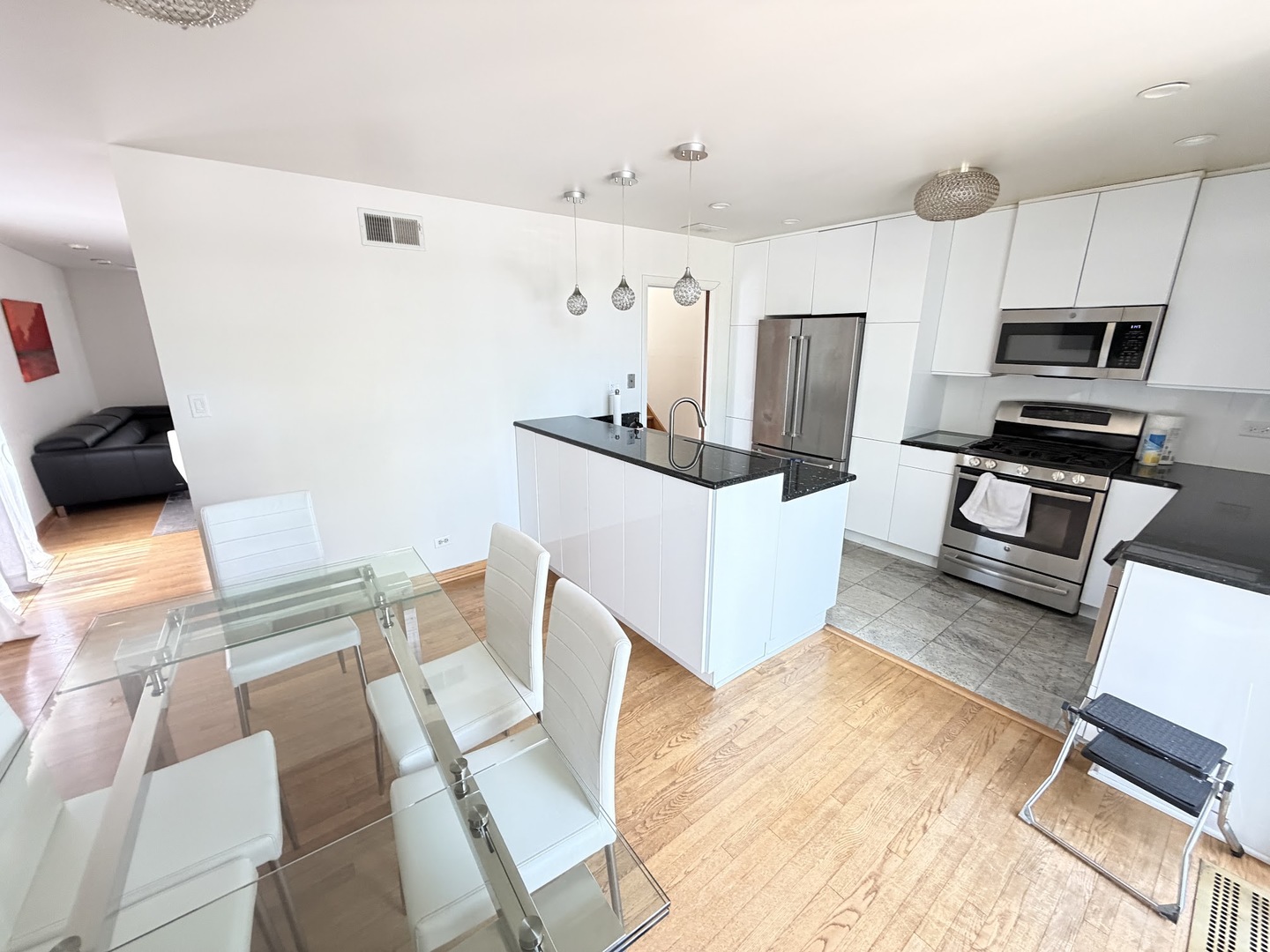 5557 S Harper Avenue, Chicago, IL 60637