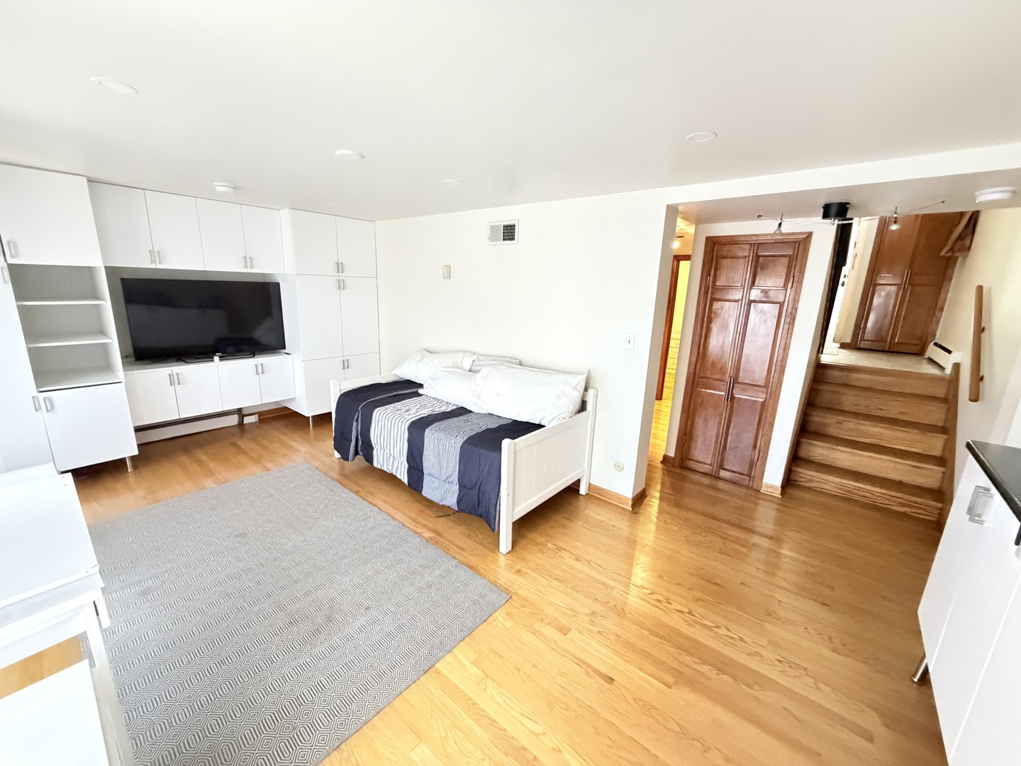 5557 S Harper Avenue, Chicago, IL 60637