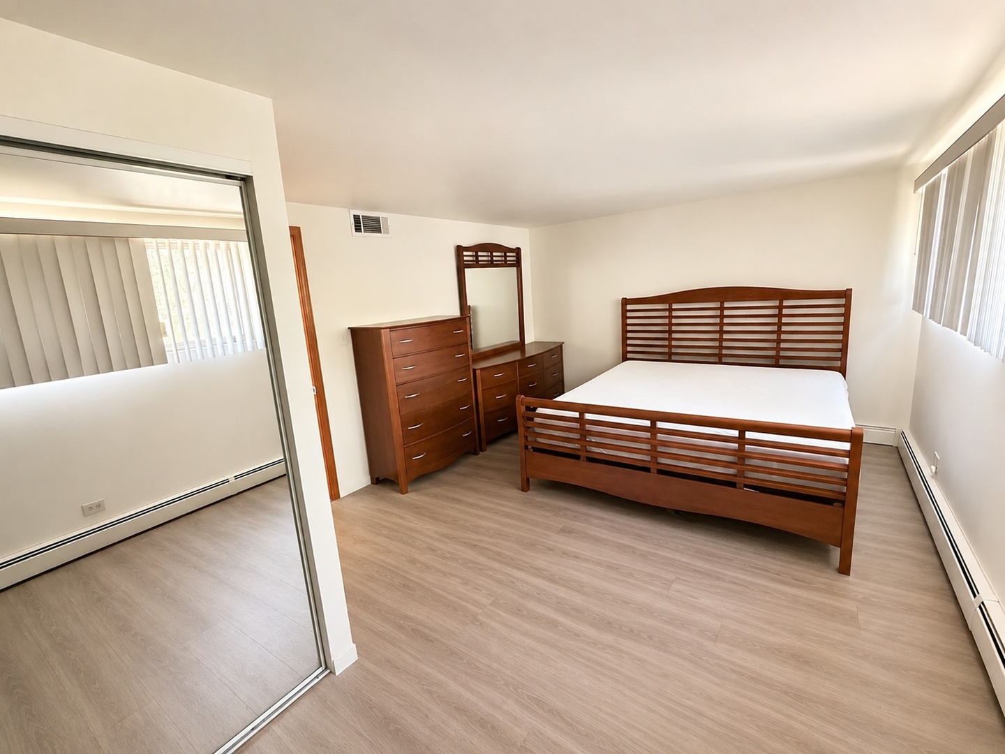 5557 S Harper Avenue, Chicago, IL 60637
