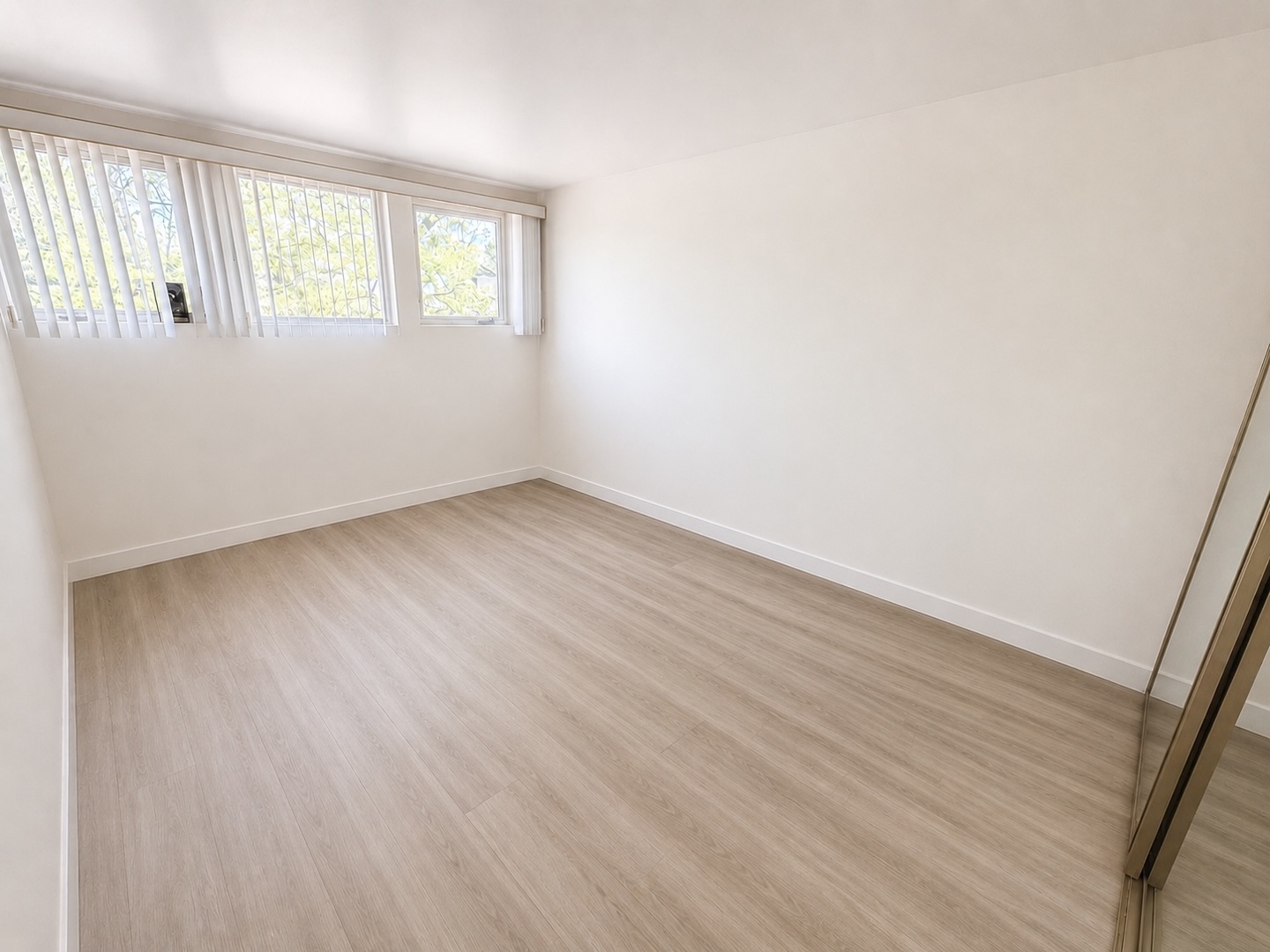5557 S Harper Avenue, Chicago, IL 60637