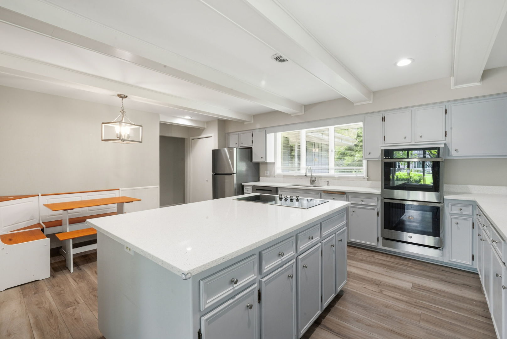 27 SHEFFIELD Lane, Oak Brook, IL 60523
