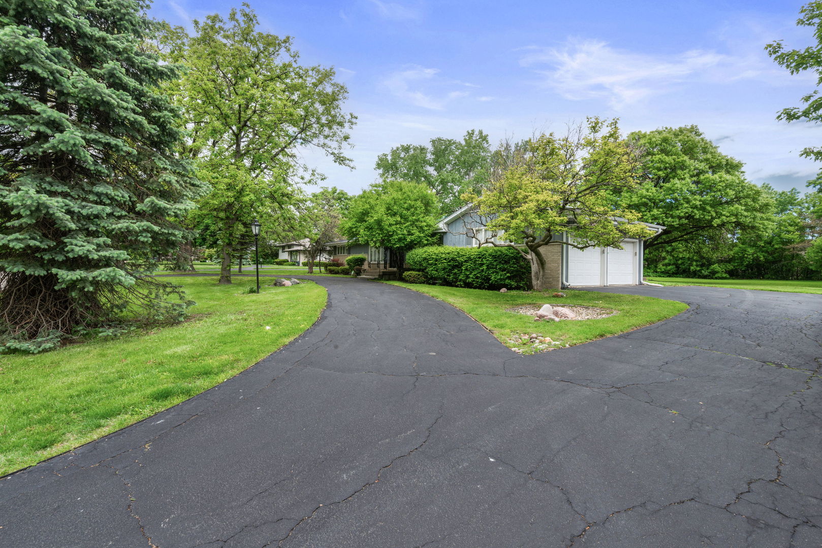 27 SHEFFIELD Lane, Oak Brook, IL 60523