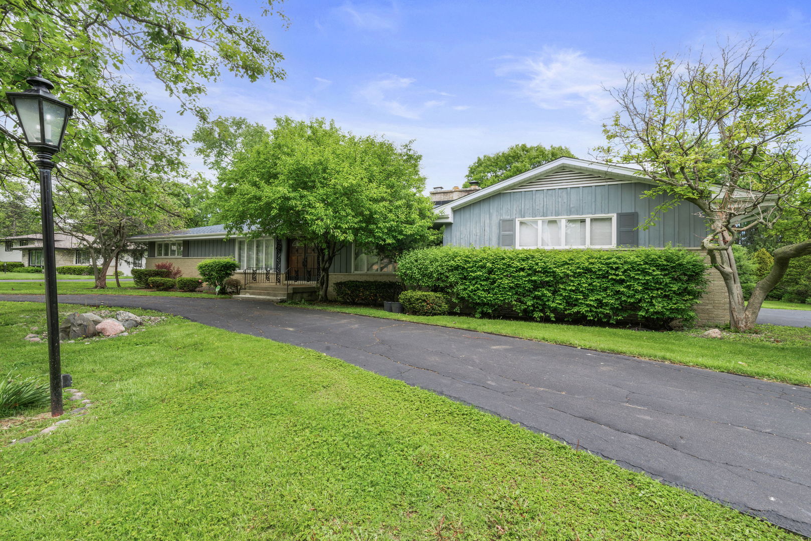27 SHEFFIELD Lane, Oak Brook, IL 60523