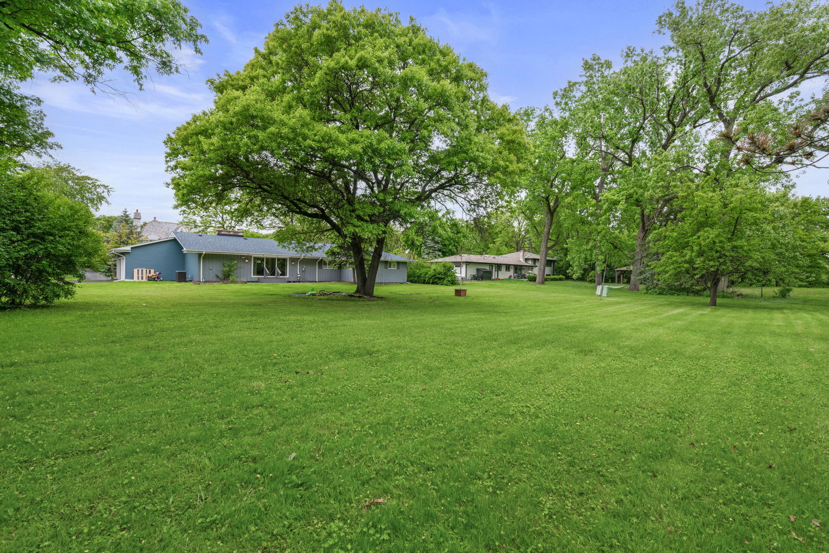 27 SHEFFIELD Lane, Oak Brook, IL 60523