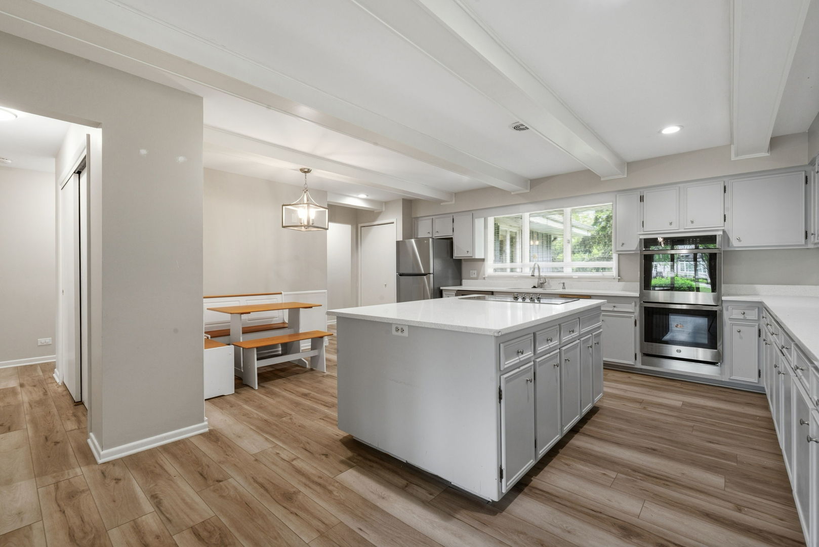 27 SHEFFIELD Lane, Oak Brook, IL 60523
