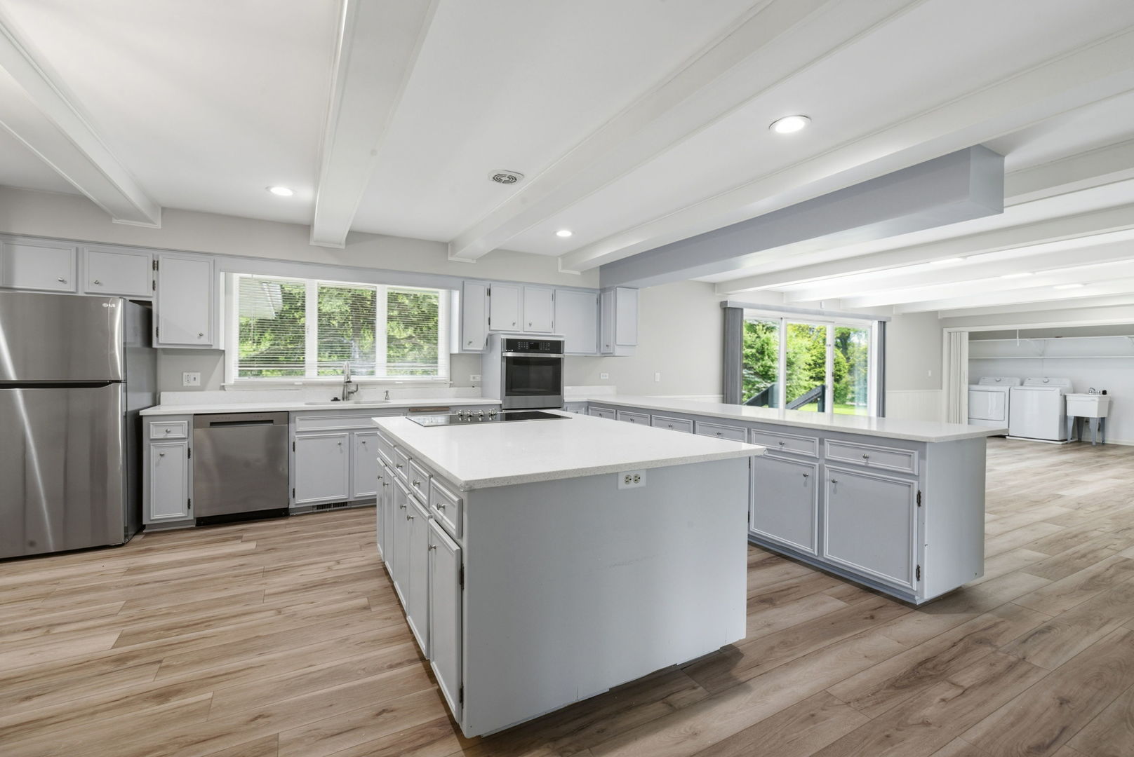 27 SHEFFIELD Lane, Oak Brook, IL 60523