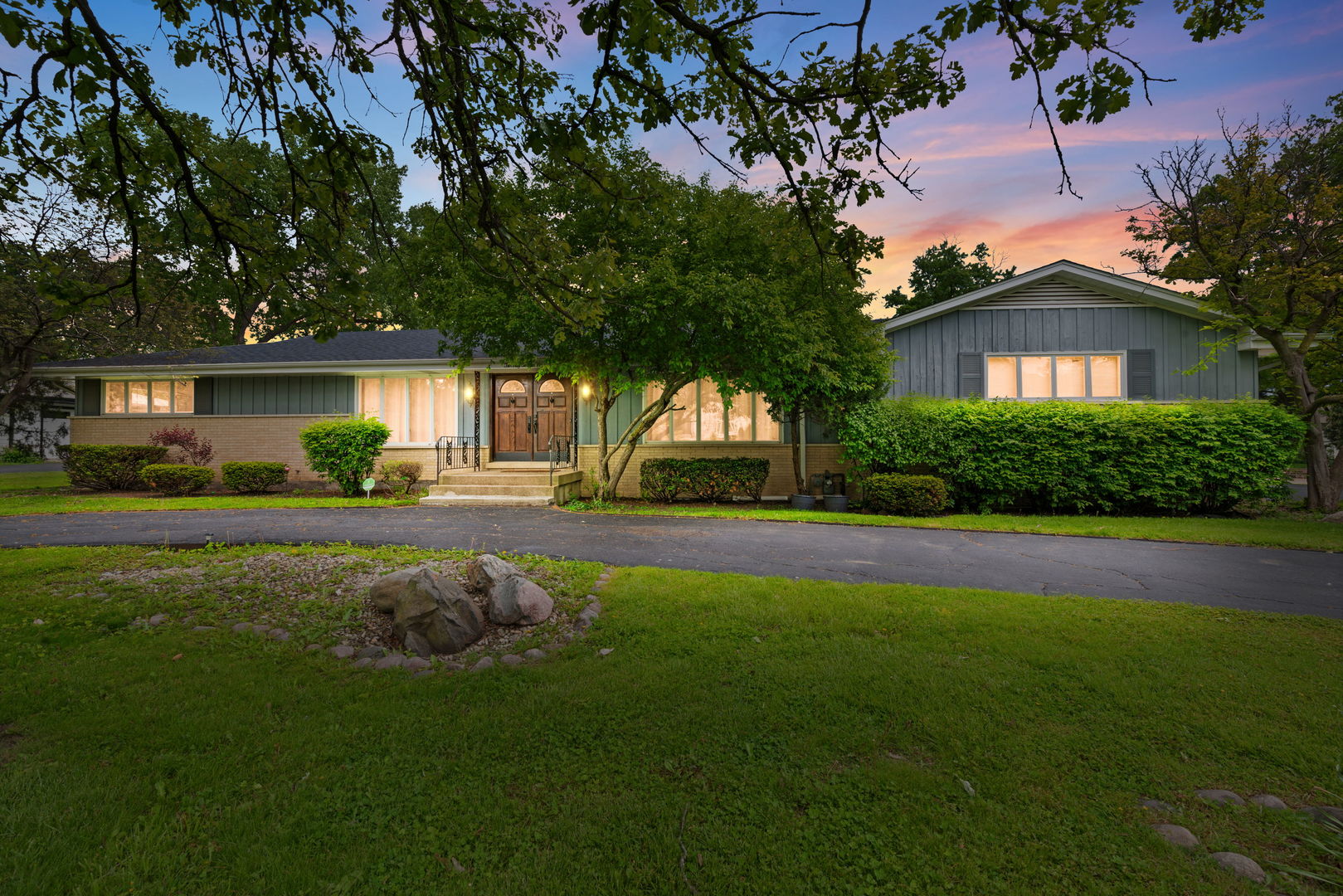 27 SHEFFIELD Lane, Oak Brook, IL 60523