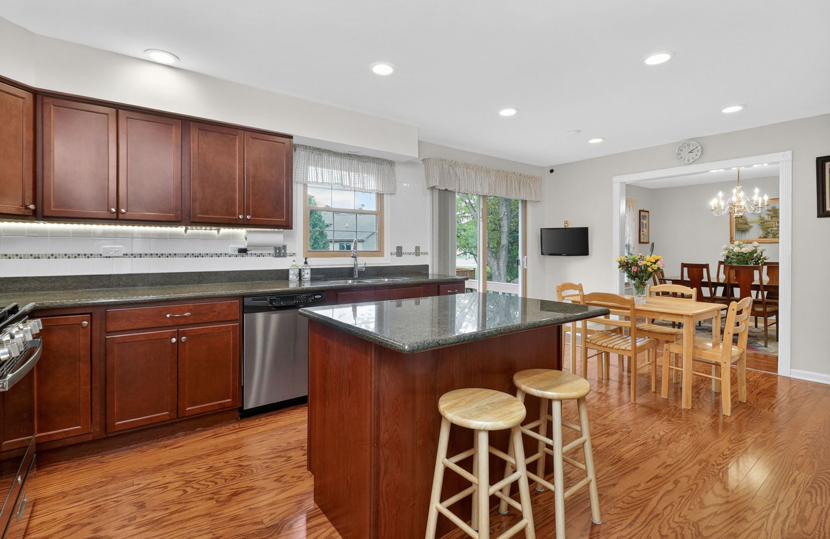 337 W SCARBOROUGH Court, Bloomingdale, IL 60108