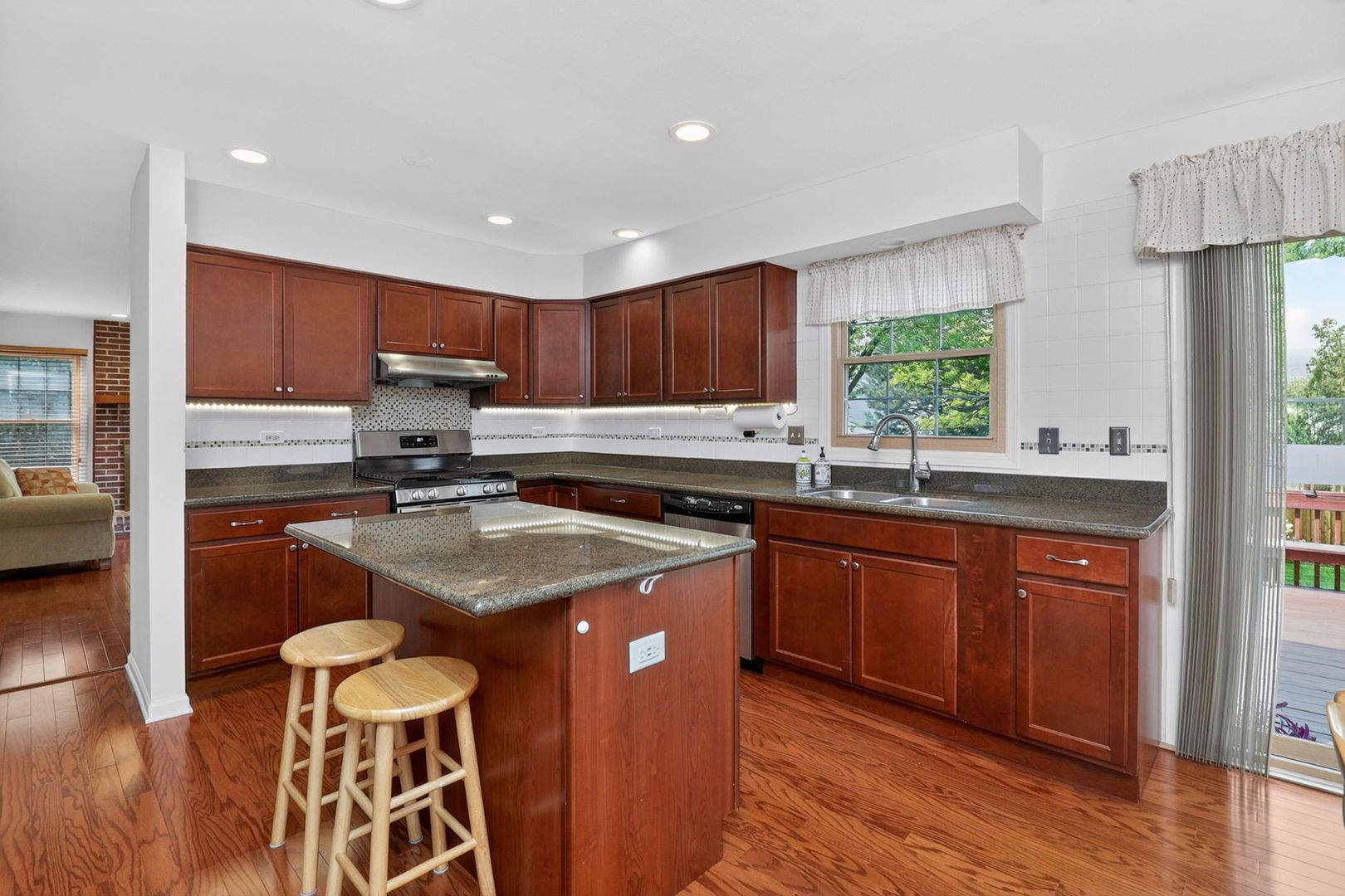 337 W SCARBOROUGH Court, Bloomingdale, IL 60108