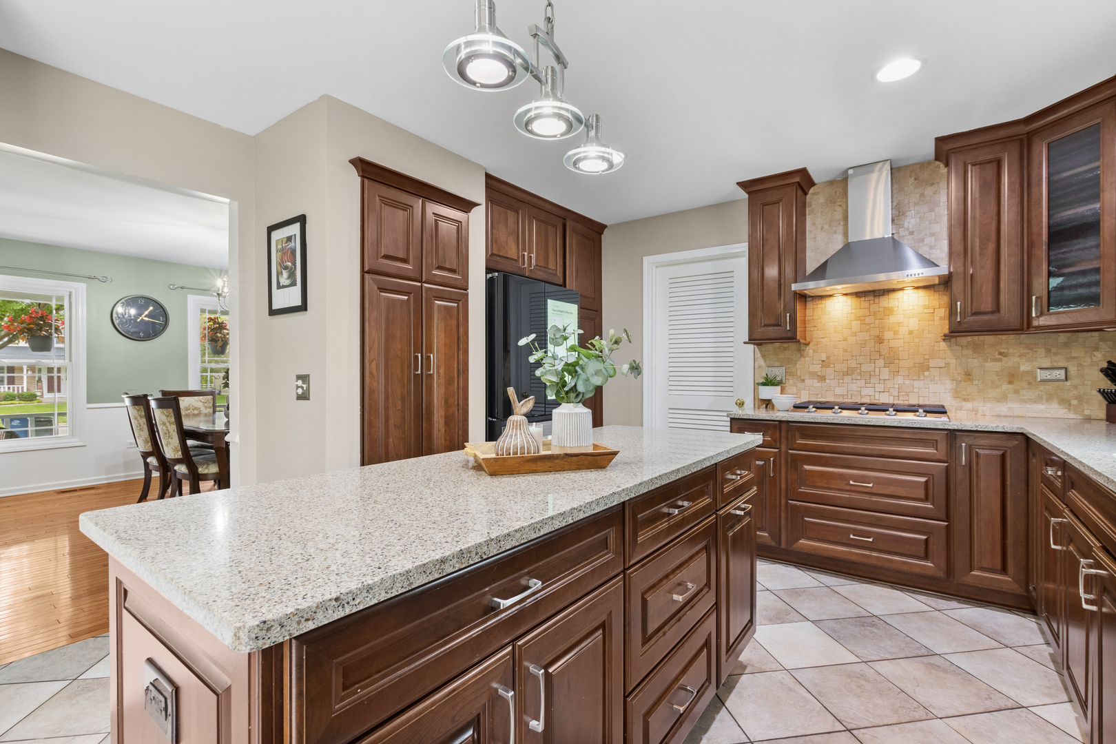 914 Hartford Drive, Gurnee, IL 60031