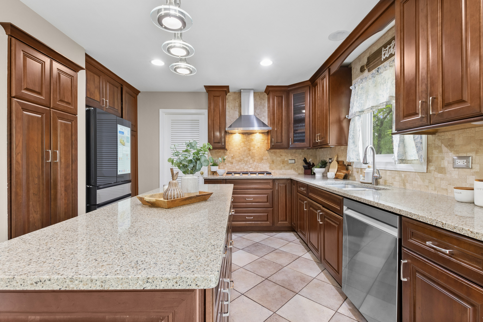 914 Hartford Drive, Gurnee, IL 60031