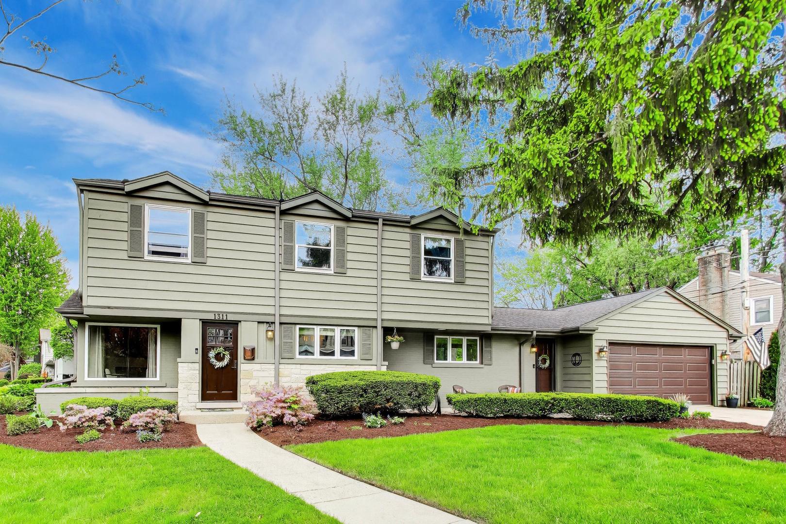 1311 E Woodford Place, Arlington Heights, IL 60004