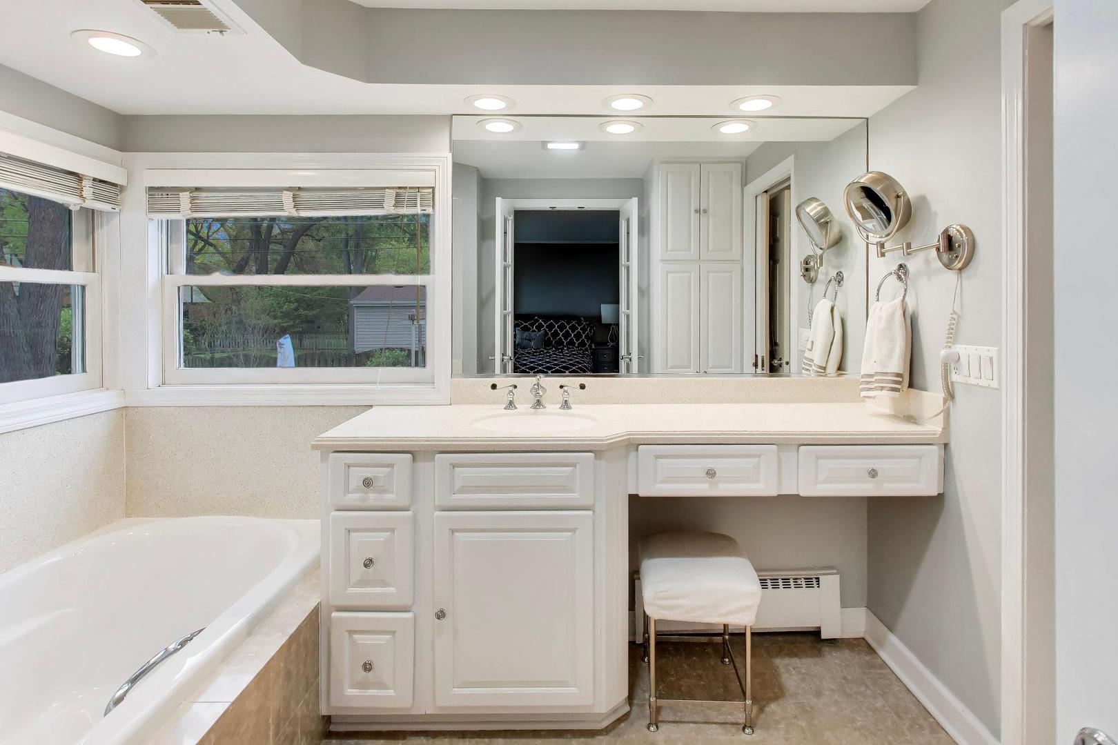 1311 E Woodford Place, Arlington Heights, IL 60004