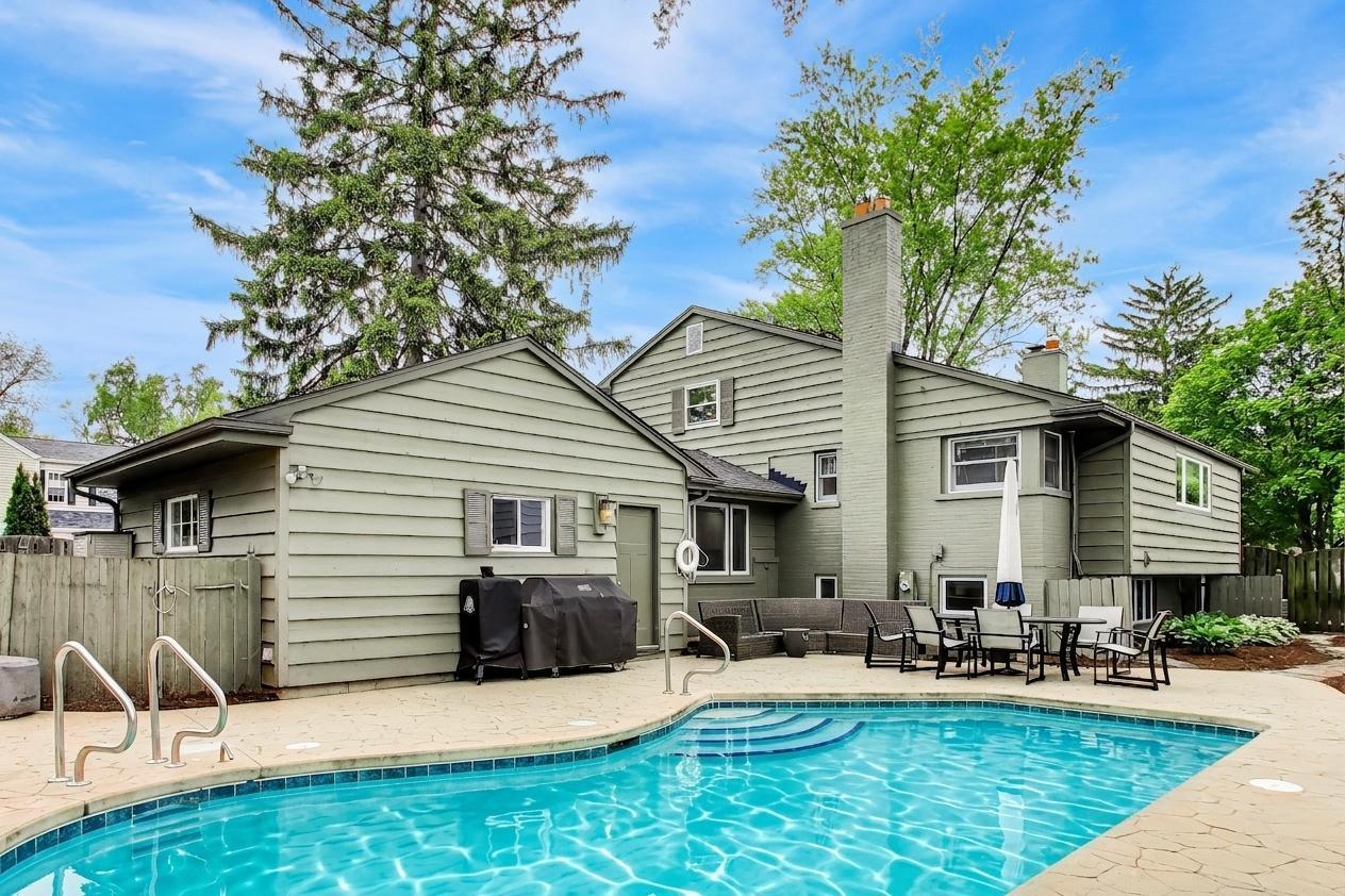 1311 E Woodford Place, Arlington Heights, IL 60004