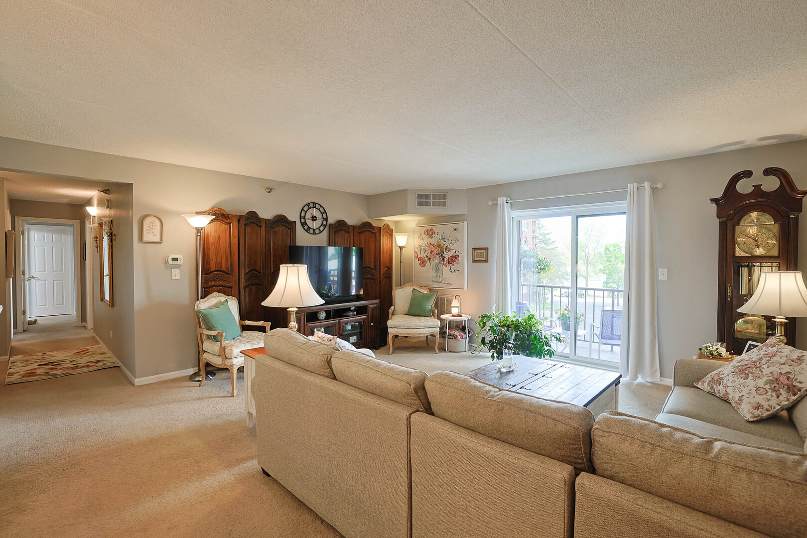 1 Bloomingdale Place #200, Bloomingdale, IL 60108
