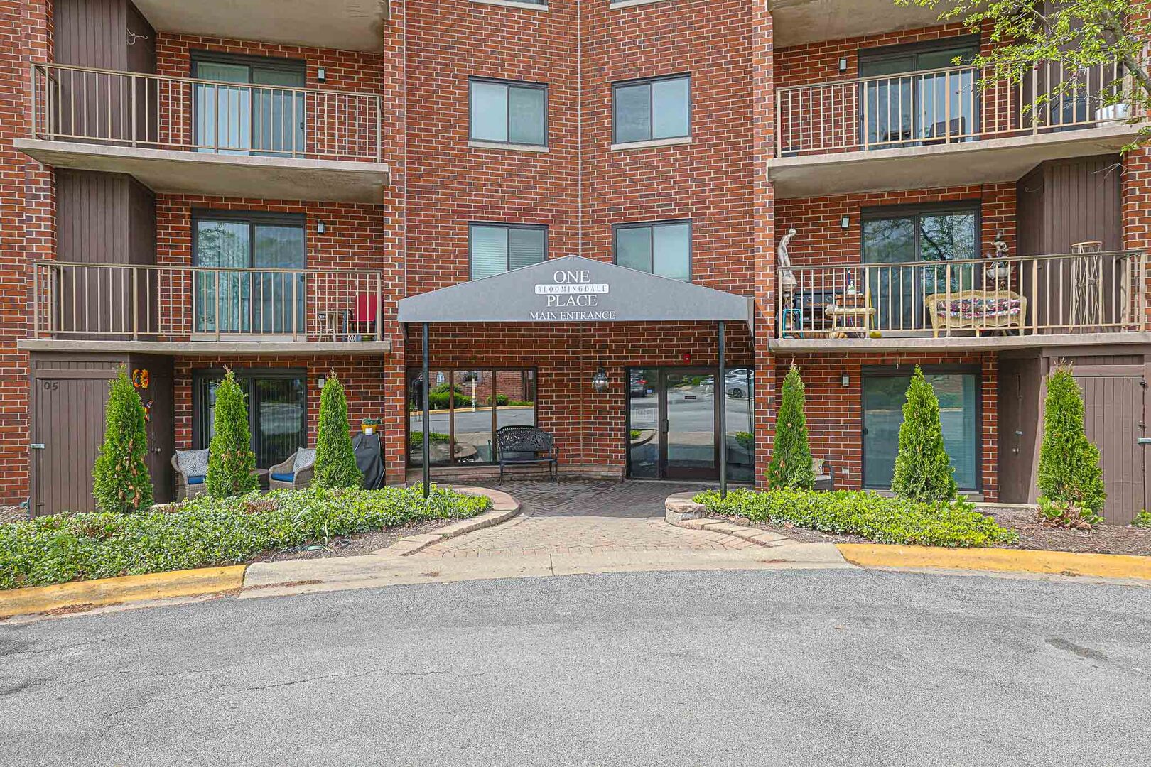 1 Bloomingdale Place #200, Bloomingdale, IL 60108
