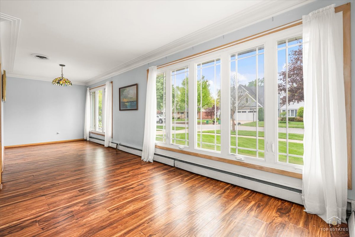 417 N Prospect Manor Avenue, Mount Prospect, IL 60056