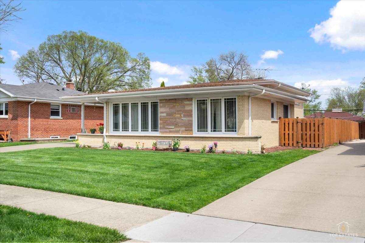 417 N Prospect Manor Avenue, Mount Prospect, IL 60056