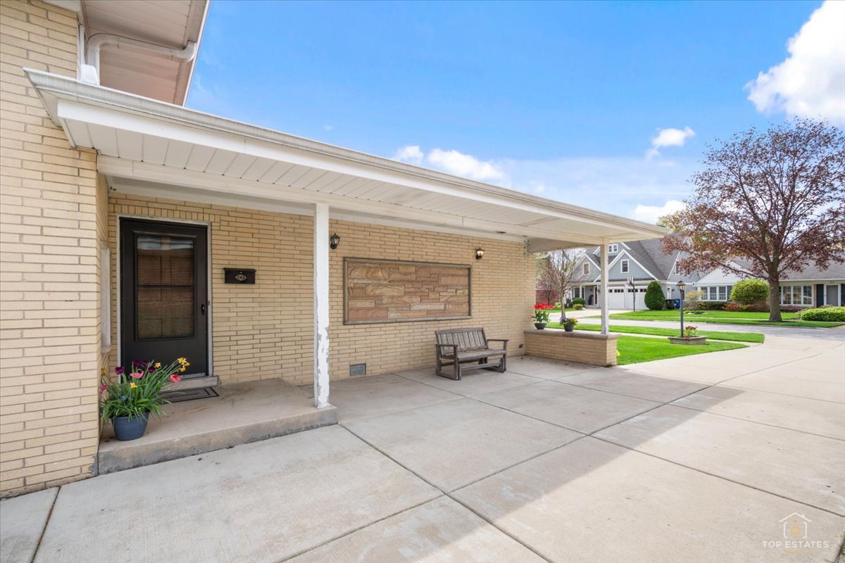 417 N Prospect Manor Avenue, Mount Prospect, IL 60056