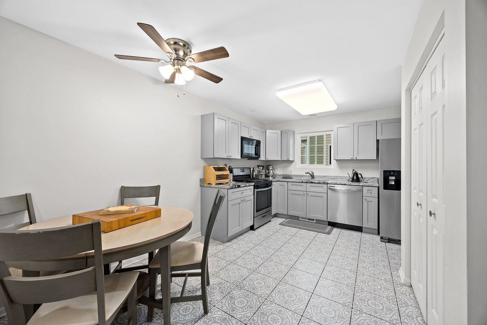 316 Ogden Falls Boulevard #316, Oswego, IL 60543