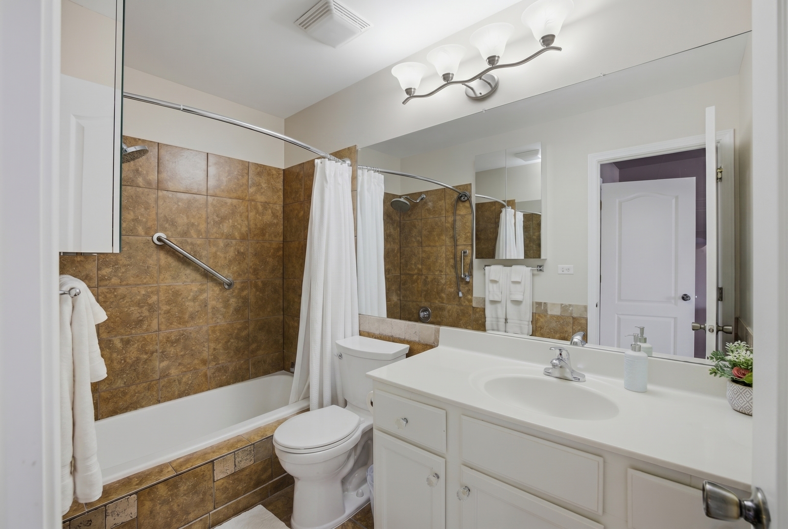 1411 CLUB Drive #C, Glendale Heights, IL 60139