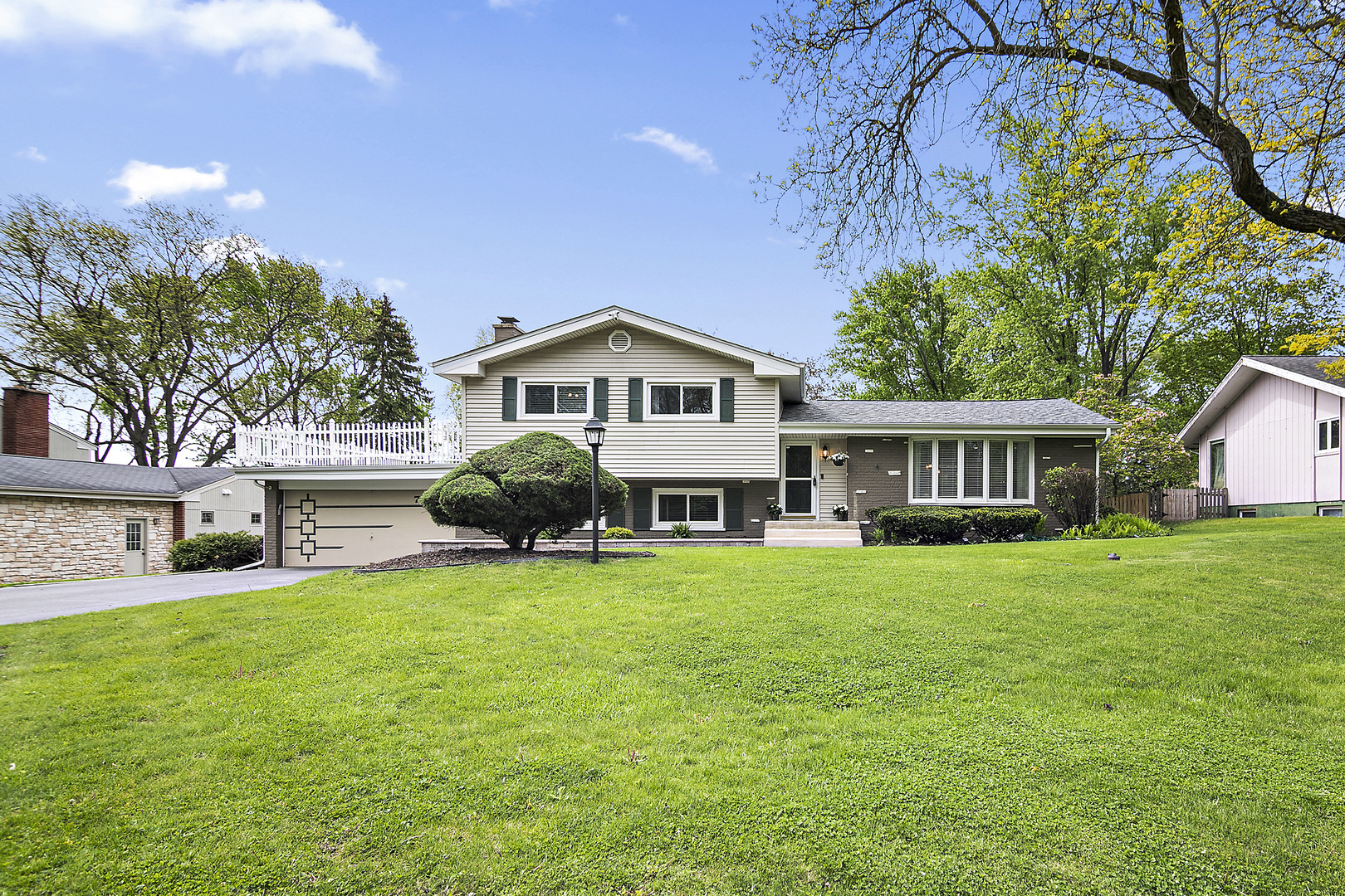 765 W Bayer Drive, Palatine, IL 60067