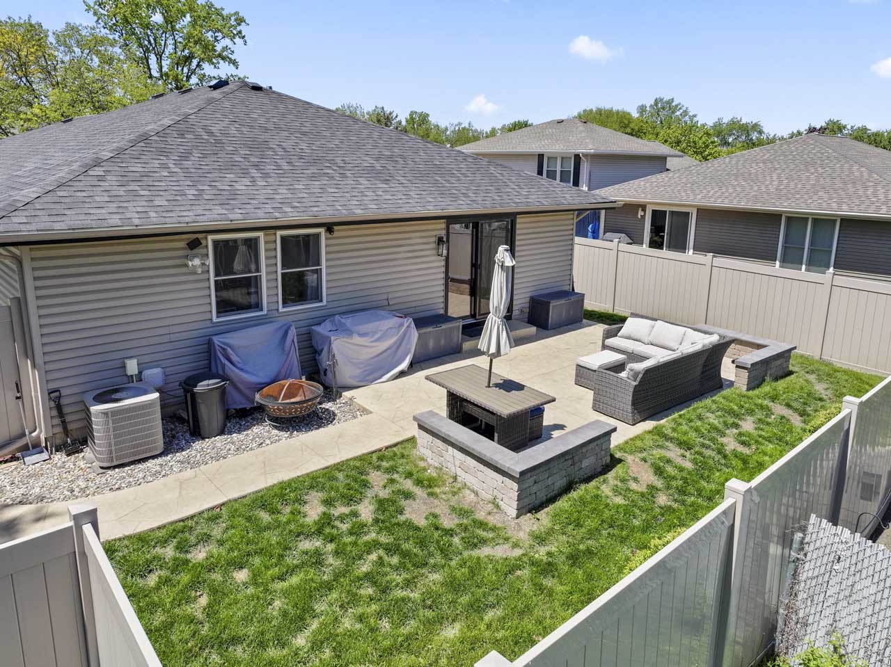 1041 Fulton Drive, Streamwood, IL 60107