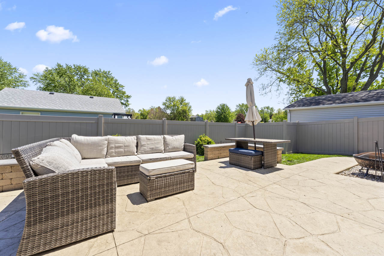 1041 Fulton Drive, Streamwood, IL 60107