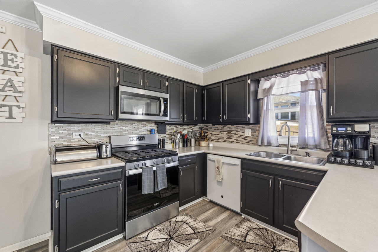 1041 Fulton Drive, Streamwood, IL 60107