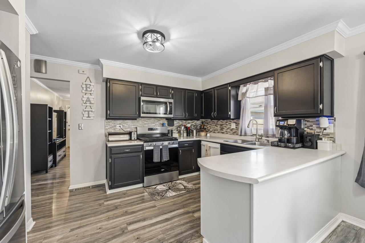 1041 Fulton Drive, Streamwood, IL 60107