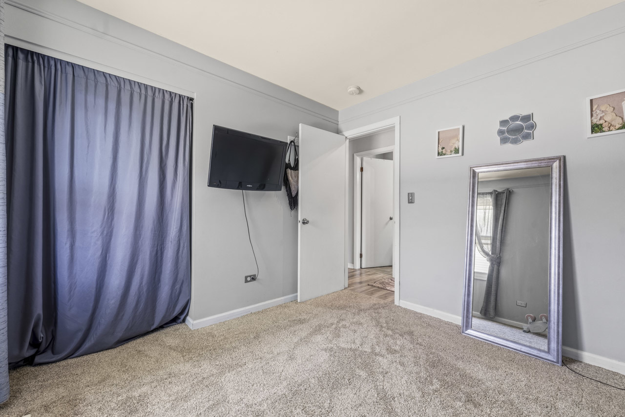 1041 Fulton Drive, Streamwood, IL 60107