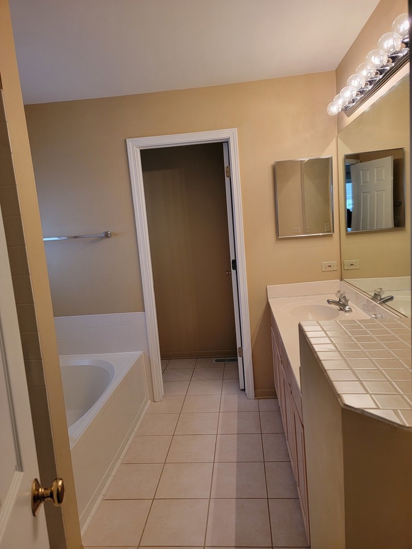 2135 Feldott Lane, Naperville, IL 60540