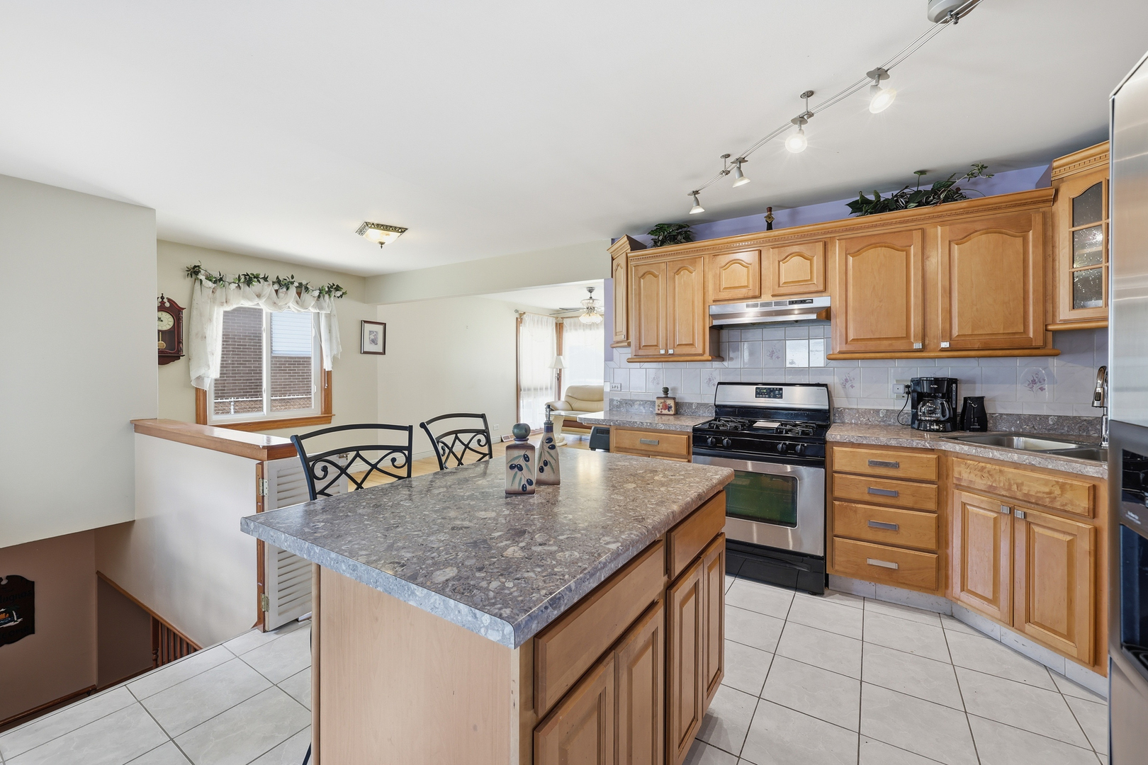 329 E Myrick Avenue, Addison, IL 60101