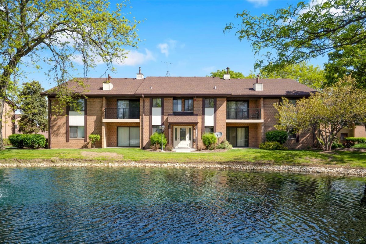 2213 Wharf Drive #407, Woodridge, IL 60517