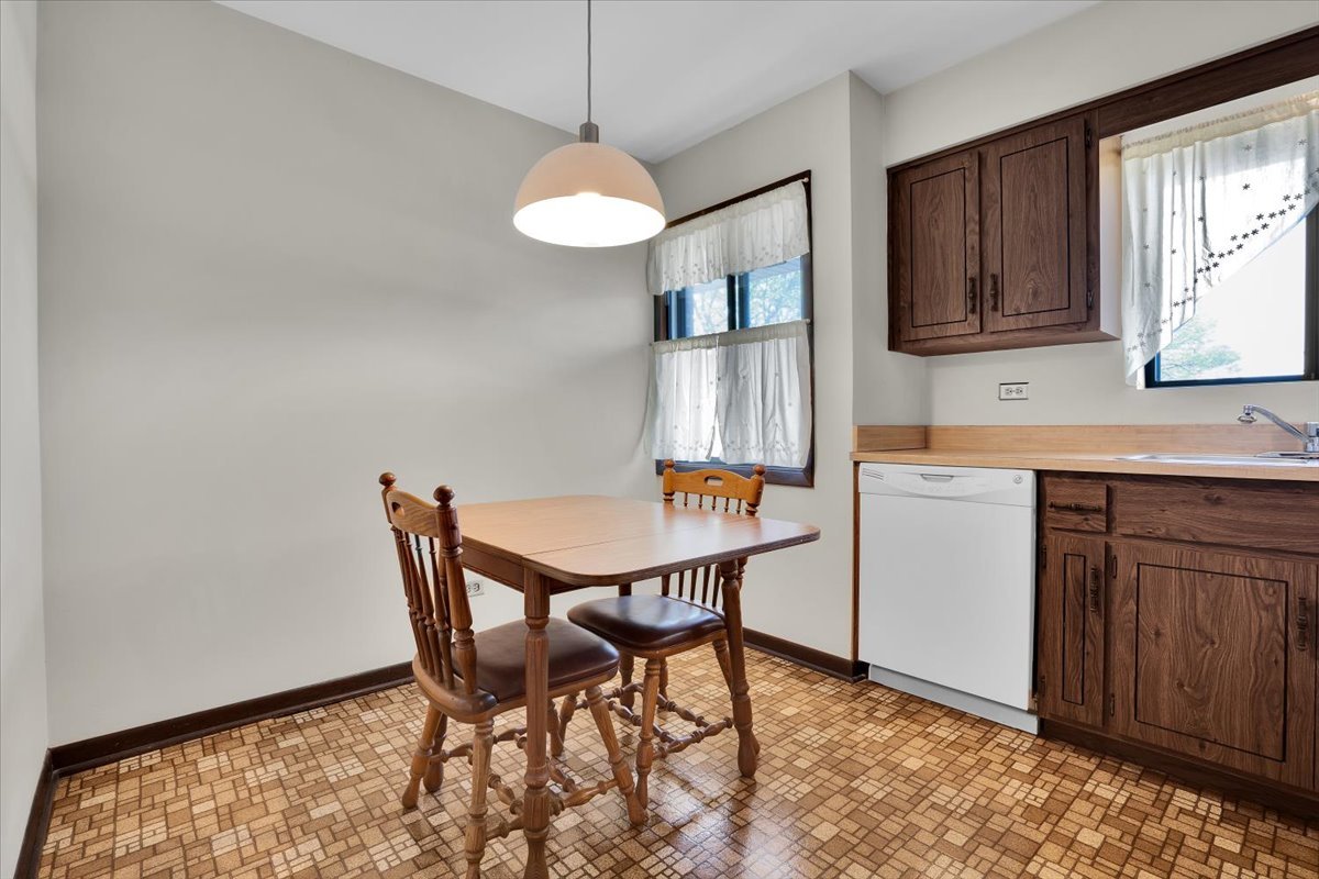 2213 Wharf Drive #407, Woodridge, IL 60517