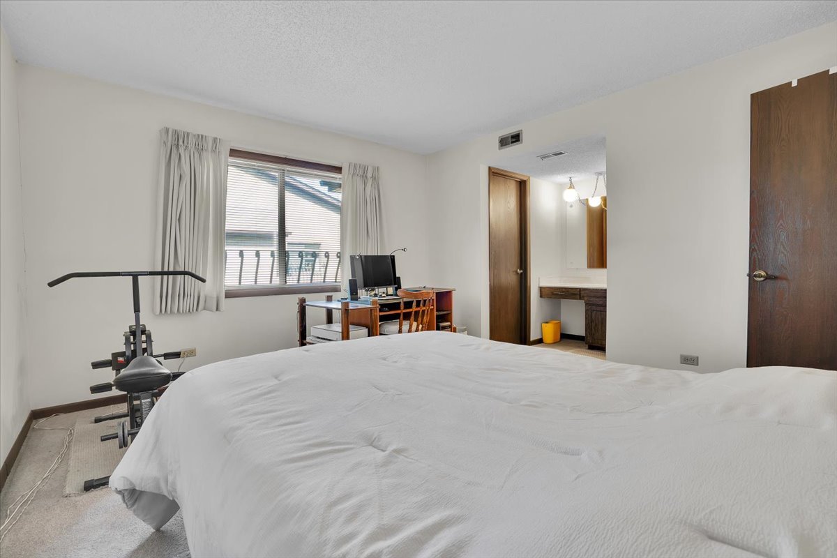 2213 Wharf Drive #407, Woodridge, IL 60517