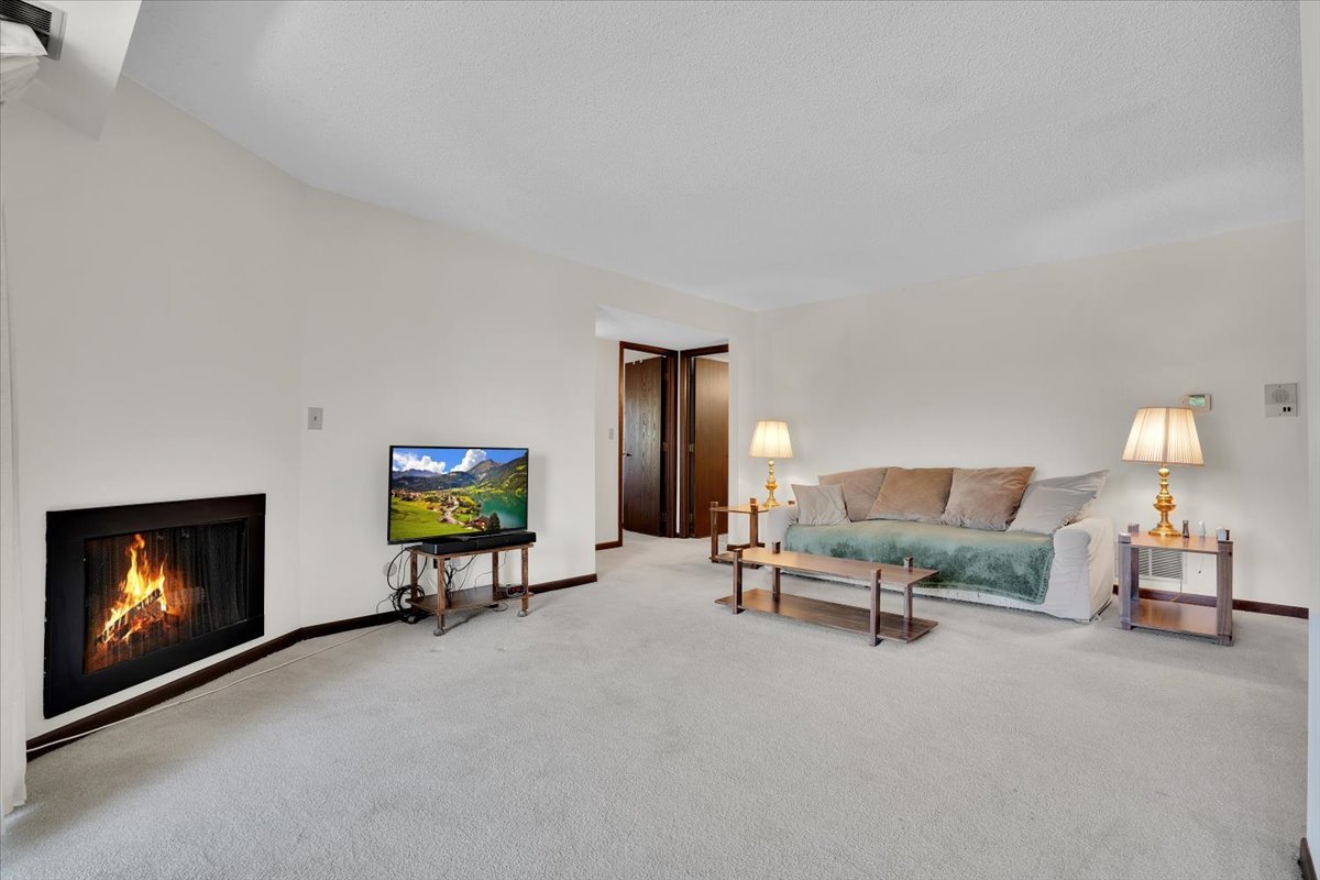 2213 Wharf Drive #407, Woodridge, IL 60517