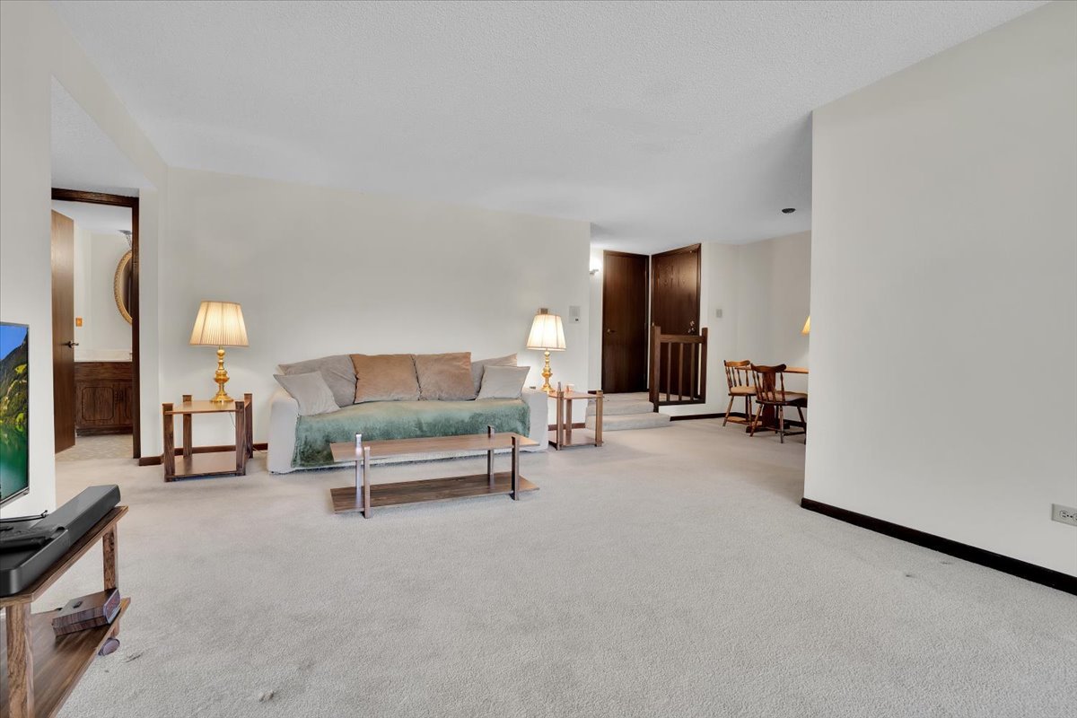 2213 Wharf Drive #407, Woodridge, IL 60517