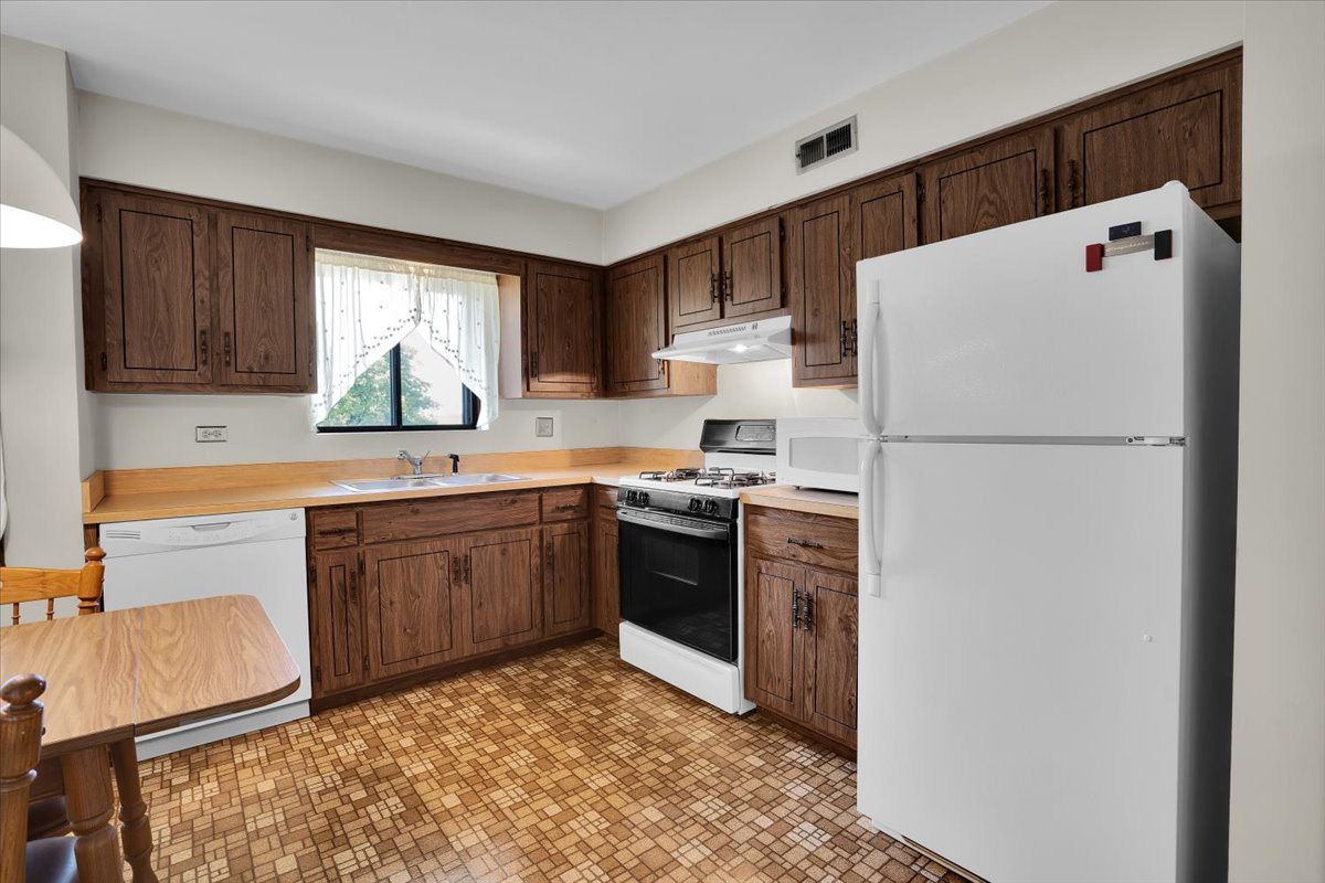 2213 Wharf Drive #407, Woodridge, IL 60517