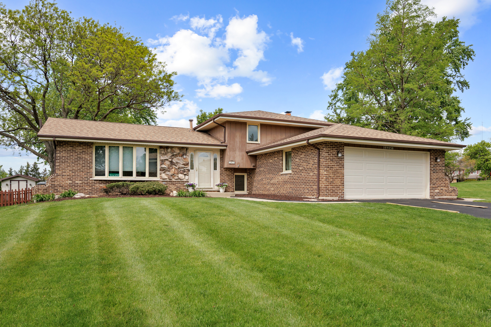 16W658 Therese Court, Willowbrook, IL 60527