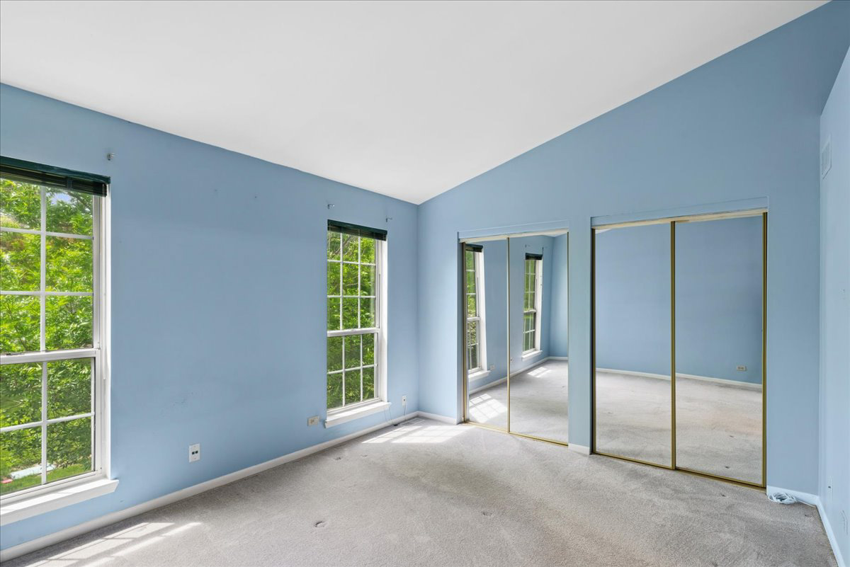 560 Woodhaven Drive, Mundelein, IL 60060
