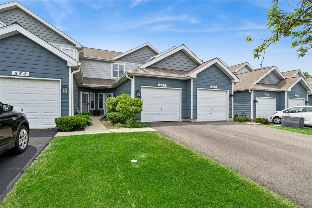 560 Woodhaven Drive, Mundelein, IL 60060