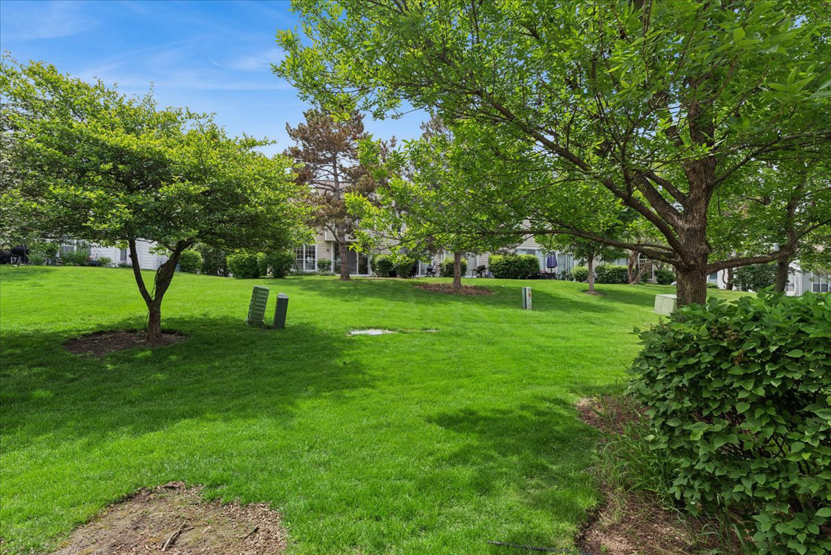 560 Woodhaven Drive, Mundelein, IL 60060