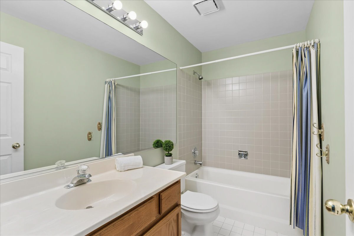 560 Woodhaven Drive, Mundelein, IL 60060